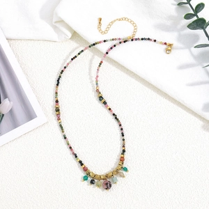 Collar artesanal de cuentas de colores con piedras naturales y cadena dorada