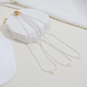 Collana di perline con ciondolo a lettera in conchiglia bianca e catena d'oro regolabile