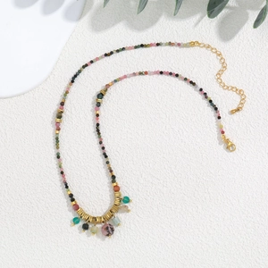 Collar artesanal de cuentas de colores con piedras naturales y cadena de acero de titanio
