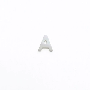Ciondolo lettera A bianco perla minimalista con perline in pietra naturale fatte a mano