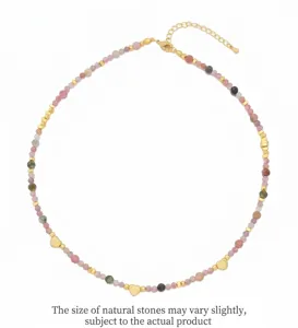 Detalle de collar de cuentas de piedra natural con colgantes de corazón dorado y cierre ajustable