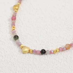 Collar artesanal de turmalinas facetadas multicolores y cuentas doradas de corazón