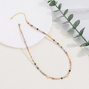 Collar de cuentas de turmalina de colores con dijes de corazón dorado en soporte