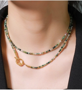 Dettaglio della collana a doppio strato con pietre naturali verdi e chiusura OT dorata