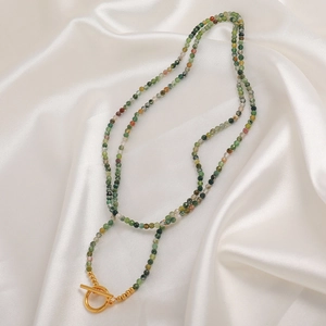 Collana a doppio strato in pietre naturali verdi con chiusura a levetta dorata OT