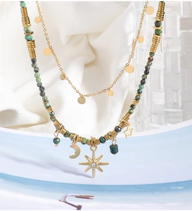 Dettaglio della collana a doppio strato con ciondoli a stella luna e pietre turchesi