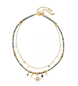 Dettaglio della collana boho a strati con perline turchesi e ciondoli celesti oro