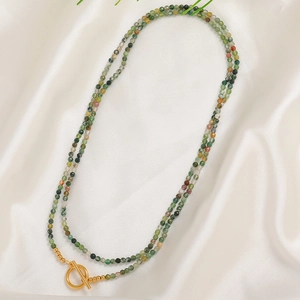 Collana a doppio strato in turchese naturale con chiusura a levetta OT dorata e perle