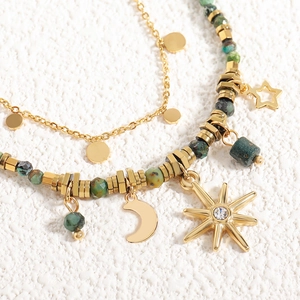 Collana vintage di pietre naturali verdi con ciondoli a luna e stella oro