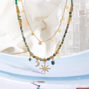 Collana vintage di perline bohémien con pendenti a luna e stella dorati a strati