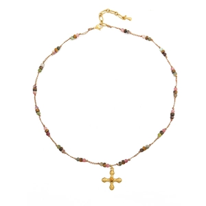 Collar de cuentas de piedra natural turmalina rosa con colgante de cruz dorada en blanco