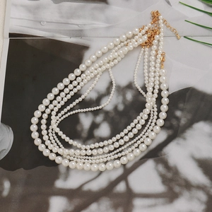 Elegante meerlaagse parelketting met gouden sluiting op een modetijdschrift gepresenteerd