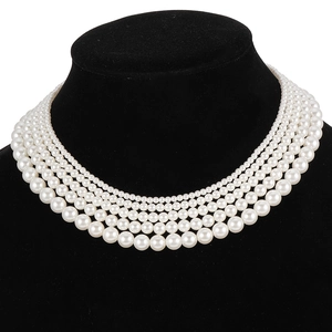 Elegante meerlaagse parelketting met aflopende maten op een zwarte display