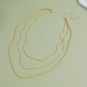 Collar de tres capas chapado en oro con cadenas de serpiente, cuentas y cuerda trenzada