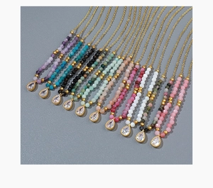 Detalle de collares de cuentas coloridas con separadores dorados y colgantes de gota