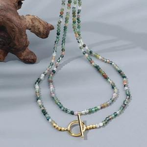 Collar largo de cuentas de turquesa natural con cierre OT dorado y piedras facetadas