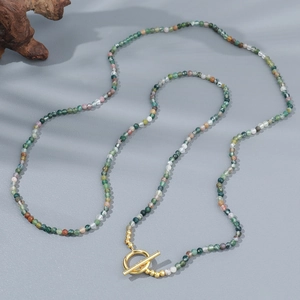Collar largo de piedras naturales con turquesas y cierre de palanca dorado