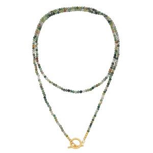 Collar largo de turquesas con piedras facetadas y cierre OT en tono dorado