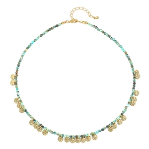 Collar bohemio vintage con cuentas turquesas, colgantes martillados dorados y cadena ajustable