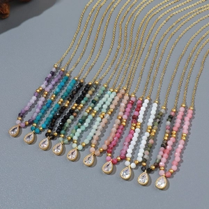 Collares hechos a mano con piedras naturales coloridas y colgantes de gota de cristal
