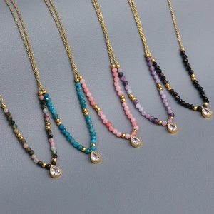 Collar artesanal con cuentas de piedra natural y colgante de gota con zirconita
