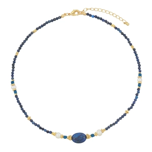 Collar de lapislázuli y perlas de agua dulce con acentos dorados en fondo blanco