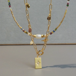 Collana multistrato placcata oro 18K con perline colorate, ciondolo a stella e perla