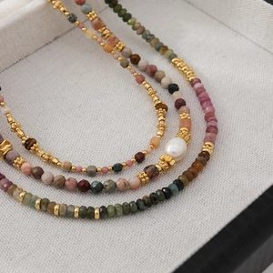 Collar hecho a mano con piedras naturales de colores, turmalina y una gran perla barroca