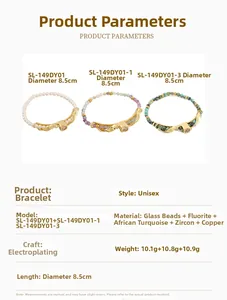 Detalle de pulseras artesanales con perlas de agua dulce y piedras turquesas de África