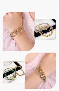 Detalle de pulsera dorada de varias capas con cuentas de turquesa y piedras moradas