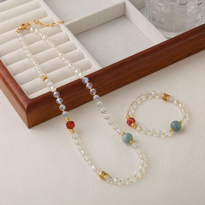 Elegante sieradenset met kristallen kralen, rode agaat en traditionele emaille accenten
