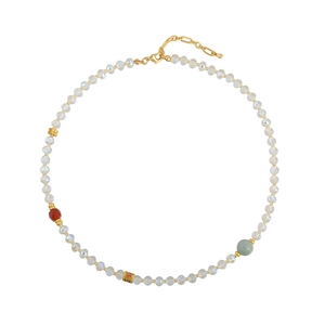 Iridiserende kralenketting met rode agaat en groene jade steen op witte achtergrond