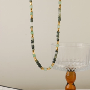 Collier élégant en pierres naturelles vertes avec perles en laiton doré pour femme