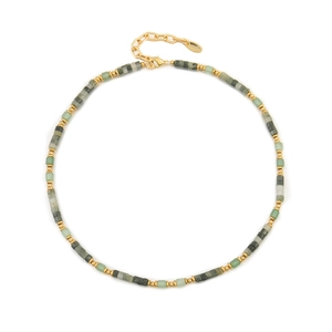 Collier artisanal en pierres naturelles vertes et chaîne en laiton doré à l'or