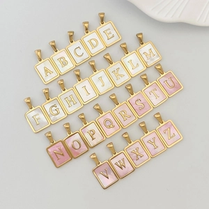 Goldene Edelstahl Halskette mit quadratischem Muschelanhänger und A-Z Alphabet-Initialen