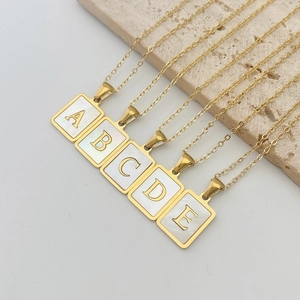 Goldene Edelstahl-Halsketten mit quadratischem Muschel-Anhänger und Buchstaben A-E für Damen