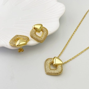 Luxuriöses goldenes Herz-Schmuckset mit Halskette und Ohrsteckern, besetzt mit Zirkonia-Steinen