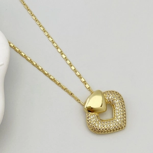 Elegante goldene Herz-Halskette mit Zirkonia-Anhänger und klassischer Kettenglieder-Struktur
