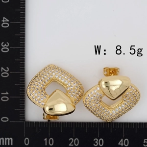 Detailansicht herzförmiger Ohrringe mit Zirkonia-Mikropavé und Goldbeschichtung