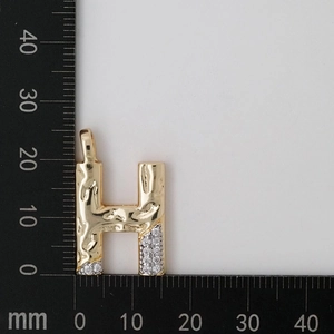 Detail showing the H-letter pendant size on a scale measuring 22mm by 18mm