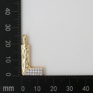 Size detail of gold letter L pendant with zircon and hammered texture on 23mm scale