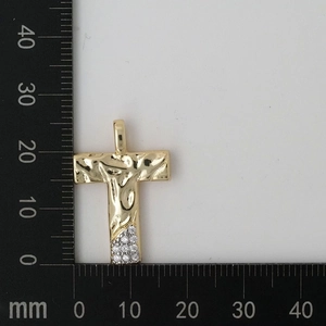 Detailed size measurement of a gold letter T pendant with zircon inlays and hammered texture