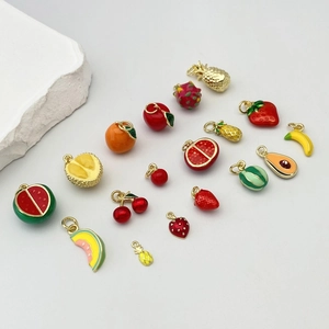 Détail de breloques de fruits colorées avec cadres dorés pour bijoux DIY