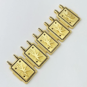 Détail de pendentifs rectangulaires dorés avec texture soleil et pierres noires