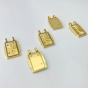 Détails de pendentifs rectangulaires dorés avec motifs étoilés et micro-incrustations noires