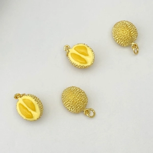Détail de 4 breloques durian en métal doré avec émail jaune et pointes réalistes