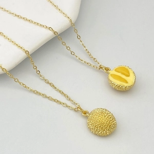 Colliers avec pendentif durian 3D créatifs en finition dorée et textures détaillées