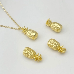 Macro de pendentifs ananas 3D plaqués or avec des détails de texture grillagée fine