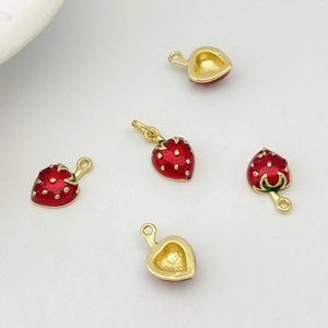 Détails rapprochés de breloques fraises faites à la main pour bijoux et artisanat DIY
