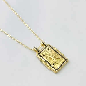 Collier à pendentif rectangulaire doré avec motif étoile lune et pierres noires